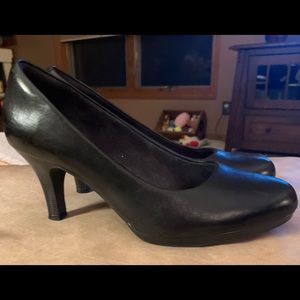 Beautiful Clark shoes classic black pumps 2.75” high